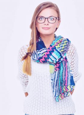 Egzersiz kitap tutan bir genç öğrenci kadın portresi.