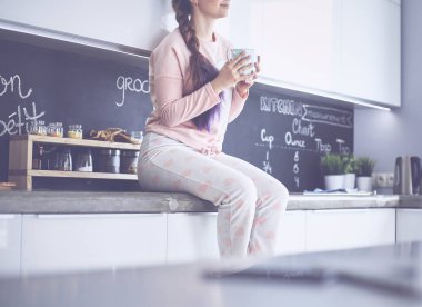 mutlu kadın evde Mutfakta çay içme