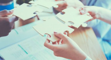 Parçalı bulmaca holding iş adamları, yakın çekim fotoğraf