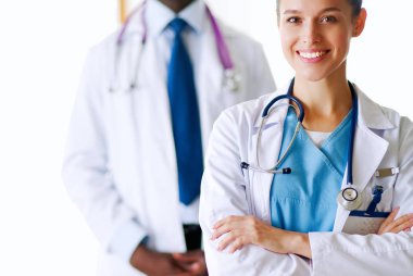 İçerde üniforması olan gülümseyen bir kadın doktor.