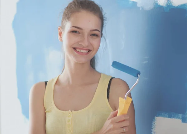 Schöne junge Frau beim Wandbemalen, stehend — Stockfoto