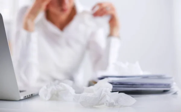 Gestresste Geschäftsfrau sitzt am Schreibtisch im Büro — Stockfoto