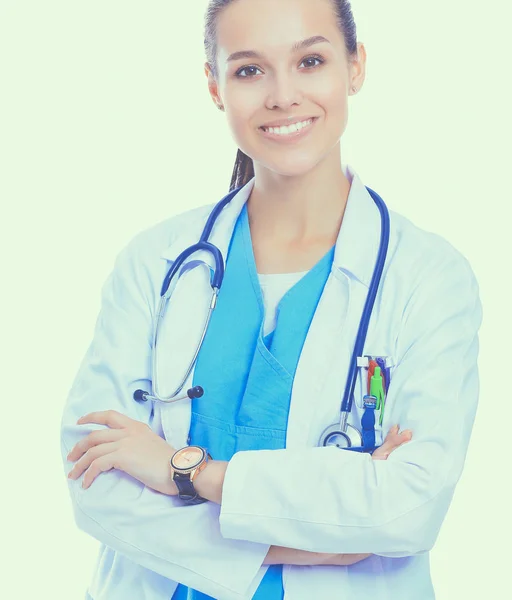 Γυναίκα γιατρός με στηθοσκόπιο στέκεται με τα χέρια σταυρωμένα απομονωμένα σε λευκό φόντο — Φωτογραφία Αρχείου