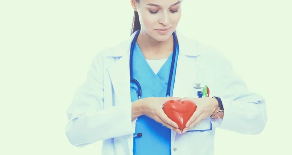 Médico femenino positivo de pie con estetoscopio y símbolo rojo del corazón — Foto de Stock