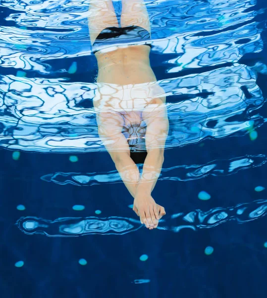 Nageur masculin à la piscine. Photo sous-marine — Photo