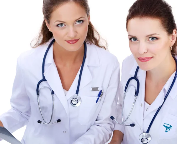 Две молодые женщины-доктора, стоящие в больнице — стоковое фото