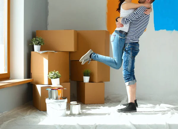 Happy young couple moving in new house — Stock Photo, Image