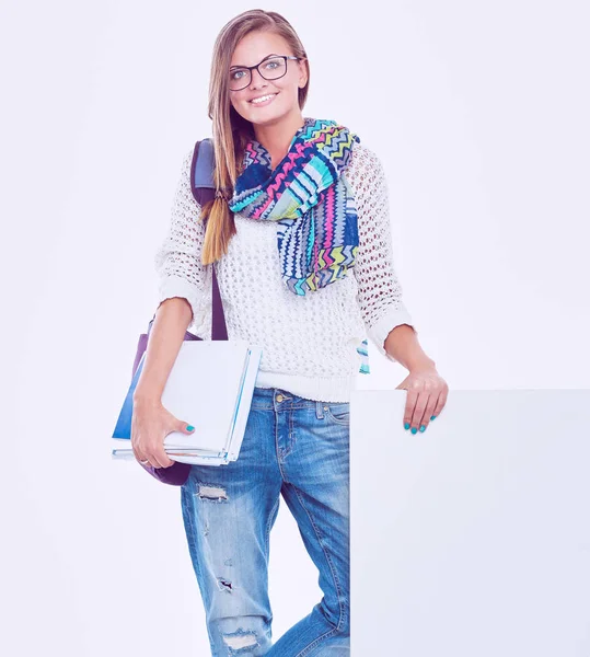 Hermosa estudiante apuntando en el tablero en blanco — Foto de Stock