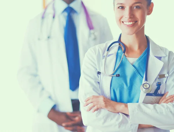 Une femme médecin souriante avec un dossier en uniforme à l'intérieur — Photo