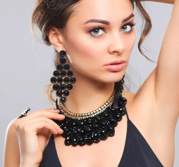 Retrato de una hermosa mujer con collar — Foto de Stock