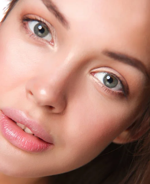 Retrato de cerca de la hermosa cara de mujer joven. Aislado sobre fondo blanco. — Foto de Stock