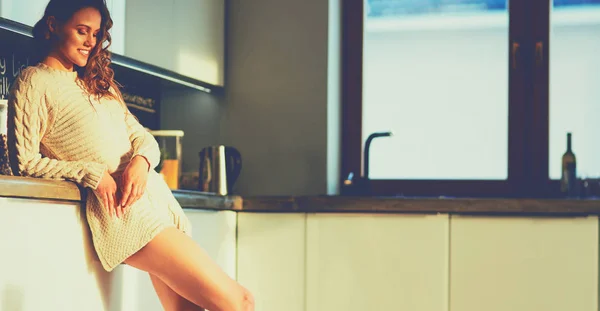 Jovem mulher de pé na cozinha — Fotografia de Stock