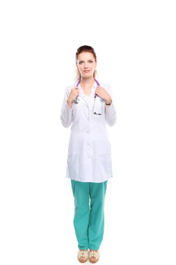 Hastanede üniformalı, gülümseyen bir kadın doktor.