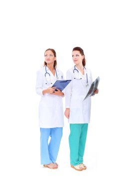İki genç kadın doktor, hastanede duruyor.