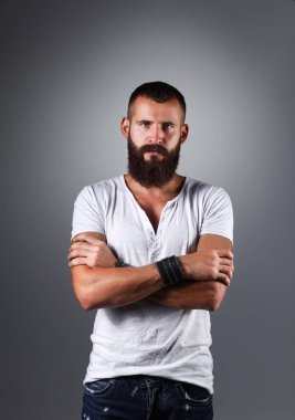 Ayakta, gri arka plan üzerinde izole yakışıklı adam portresi