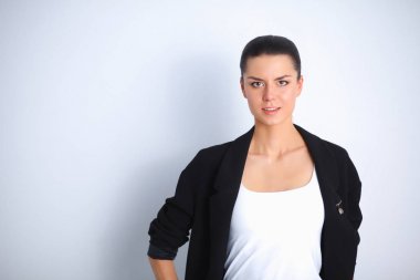 ayakta, gri arka plan üzerinde izole genç kadın