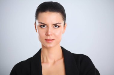 ayakta, gri arka plan üzerinde izole genç kadın