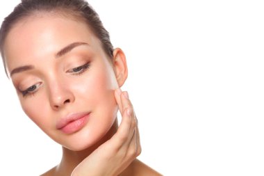 Güzel genç kadın yüzünün yakın portresi. Beyaz arkaplanda izole.