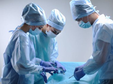 Ekip cerrahı ameliyathanede..