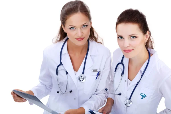 Två unga kvinnliga läkare, stående på sjukhus — Stockfoto