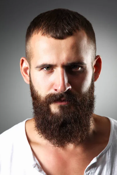 Retrato de hombre guapo de pie, aislado sobre fondo gris — Foto de Stock