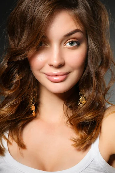 Retrato de cerca de la hermosa cara de mujer joven. Aislado sobre fondo blanco. —  Fotos de Stock