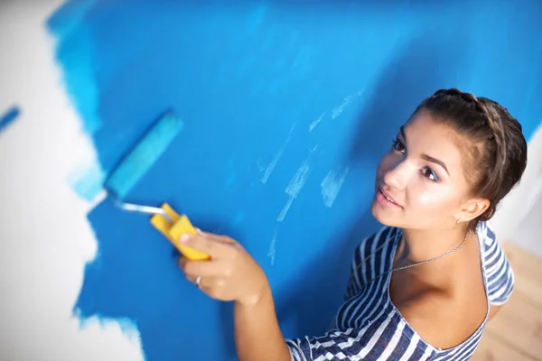 Beautiful young woman doing wall painting , standing — Stock Photo, Image