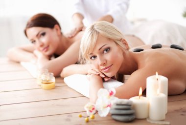rahatlatıcı ve zevk spa cent iki genç güzel kadın