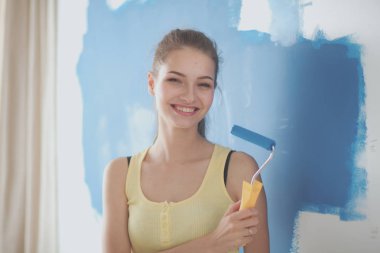 Güzel genç kadın duvar resmi, ayakta yapıyor