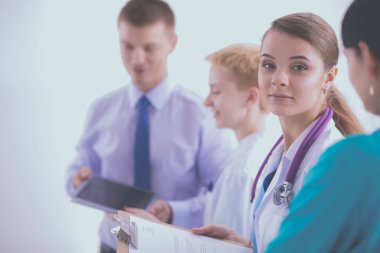 Tıp grubunun önünde çekici bir kadın doktor.