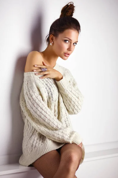 Retrato de una linda mujer en suéter en casa —  Fotos de Stock