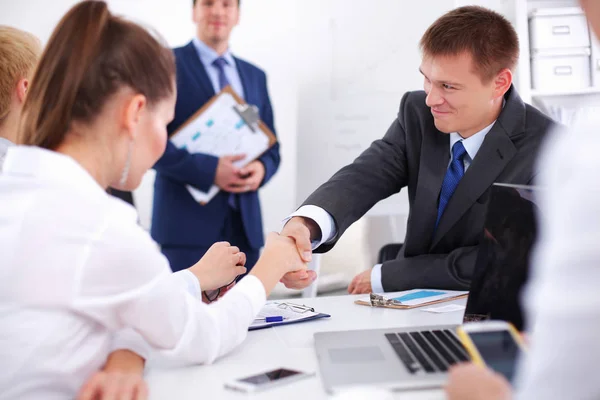 Gente de negocios dándose la mano, terminando una reunión, en la oficina —  Fotos de Stock