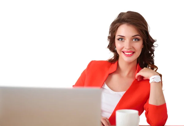 Mujer atractiva sentada en el escritorio en la oficina, trabajando con el ordenador portátil — Foto de Stock