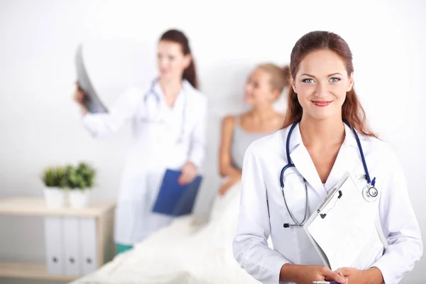 Kobieta lekarz z folderu stojącego w szpitalu — Zdjęcie stockowe