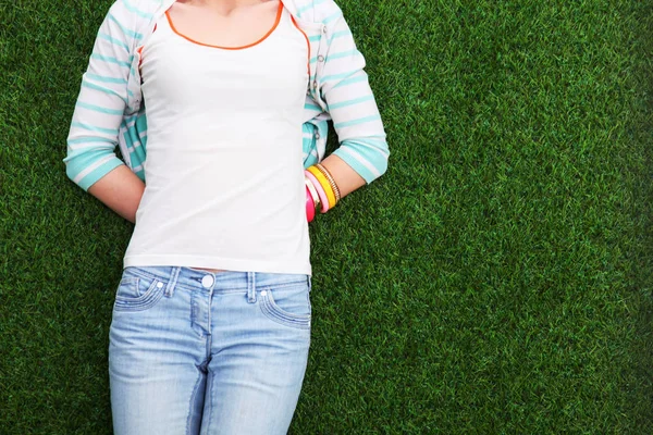 푸른 잔디에 누워 아름 다운 젊은 여자 — 스톡 사진