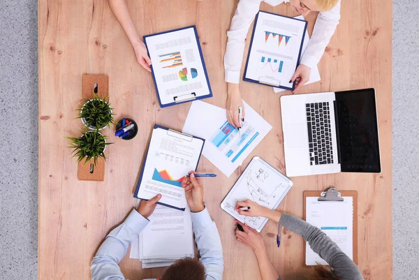 Gente de negocios sentada y discutiendo en la reunión de negocios, en la oficina — Foto de Stock