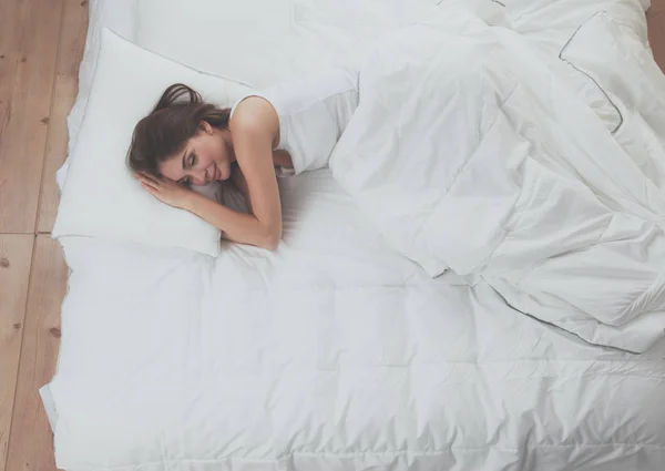 Schönes Mädchen schläft im Schlafzimmer, auf dem Bett liegend — Stockfoto