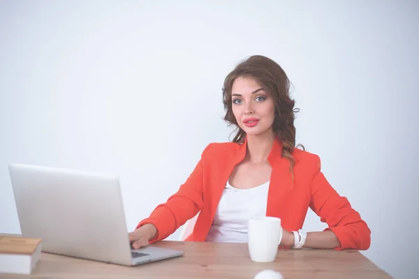 Belle femme assise au bureau, travaillant avec un ordinateur portable — Photo