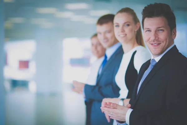 Gli uomini d'affari sorridenti applaudono una buona presentazione in ufficio — Foto Stock