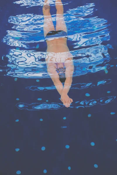Yüzme havuzunda erkek yüzücü. Su altı fotoğrafı. — Stok fotoğraf
