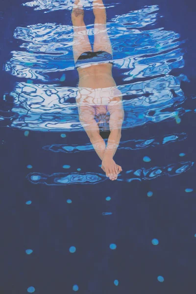 Homem nadador na piscina. Foto subaquática — Fotografia de Stock