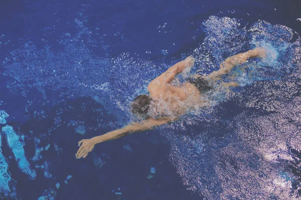 Mužský plavec u bazénu. Podvodní fotografie — Stock fotografie