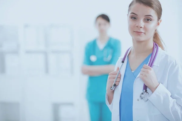 Woman doctor standing with folder at hospital — Stock Photo, Image