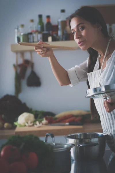 Gătit femeie în bucătărie cu lingură de lemn — Fotografie, imagine de stoc