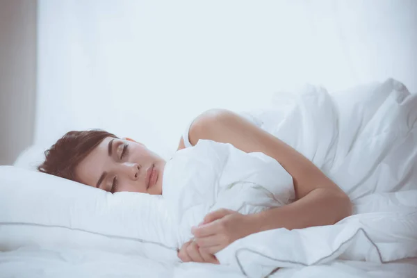 Retrato de una hermosa mujer en la cama en el dormitorio — Foto de Stock