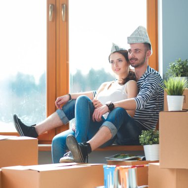 Evde pencere kenarında oturan hareketli Çift