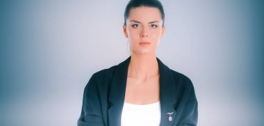 ayakta, gri arka plan üzerinde izole genç kadın