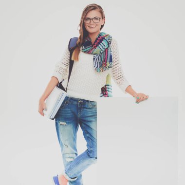 Boş tahta işaret eden güzel öğrenci kadın