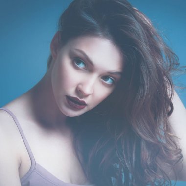 Güzel genç kadın yüzünün yakın portresi..