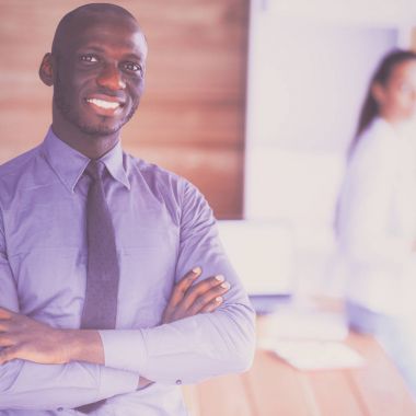 İş kadını ofisinde tablet bilgisayar kullanarak oturuyor.